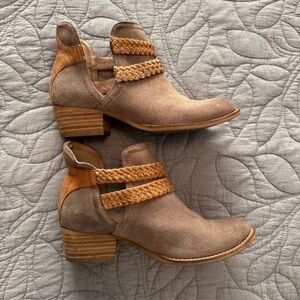 Journee Tan Ankle Boots